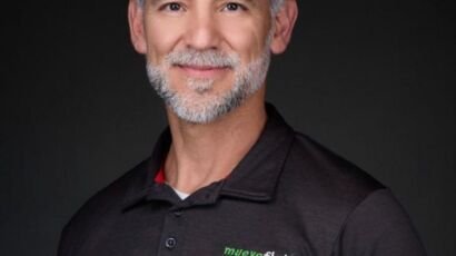 Dr. Jesus Bernal shares morning stiffness and recovery guidance at MueveFlex Wellness Center in Tucson, Arizona